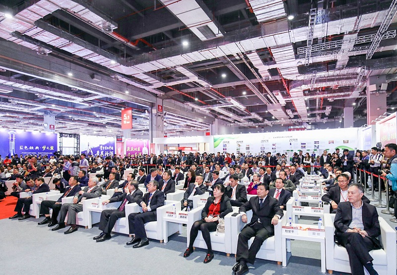 2026年中国（武汉）国际酒业博览会CIADE展馆现场，专业观众参观实况