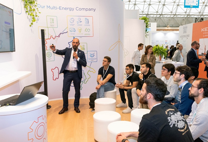 2027年意大利离岸石油展览会OMC MED ENERGY展馆现场,专业观众参观实况