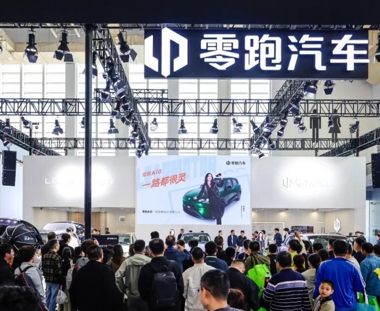 2027年宁波国际汽车博览会NINGBO AUTO FAIR参展商与海外采购商展台洽谈现场