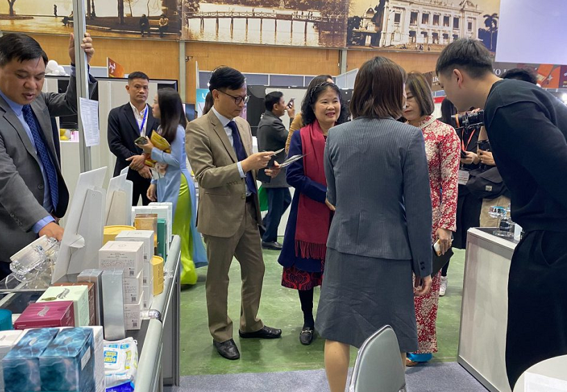 2027年越南河内美容、个人护理展览会Beautycare Expo参展商与海外采购商展台洽谈现场