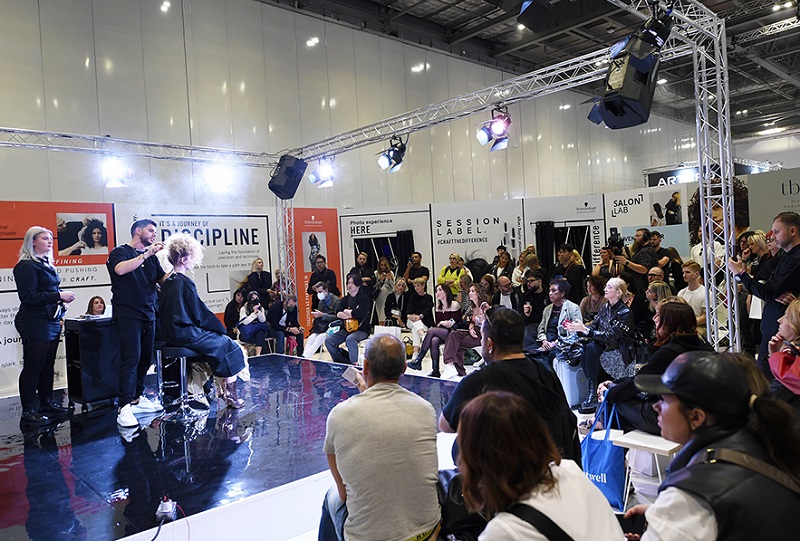 2026年英国伦敦美发沙龙展览会Salon International展馆内部展台环境实拍