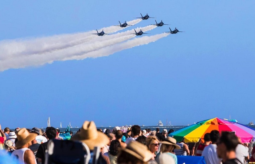 2026年美国海上航空展Pacific Airshow参展商与海外采购商展台洽谈现场