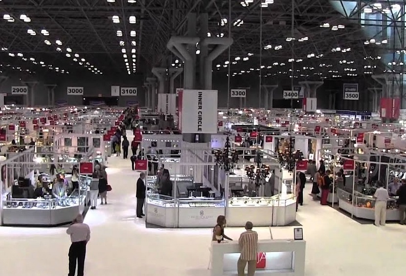 2026年美国纽约珠宝展览会JA New York参展商与海外采购商展台洽谈现场