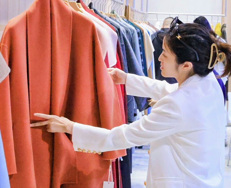 2027年LINK FASHION上海针织主题展LINK FASHION参展商与海外采购商展台洽谈现场