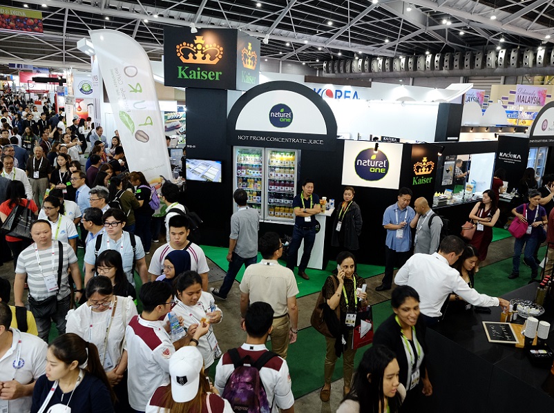 2027年新加坡食品饮料展览会FHAFOOD & BEVERAGE SINGAPORE参展商与海外采购商展台洽谈现场