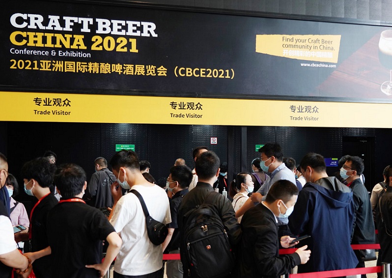 2027年亚洲精酿啤酒会议CBCE参展商与海外采购商展台洽谈现场