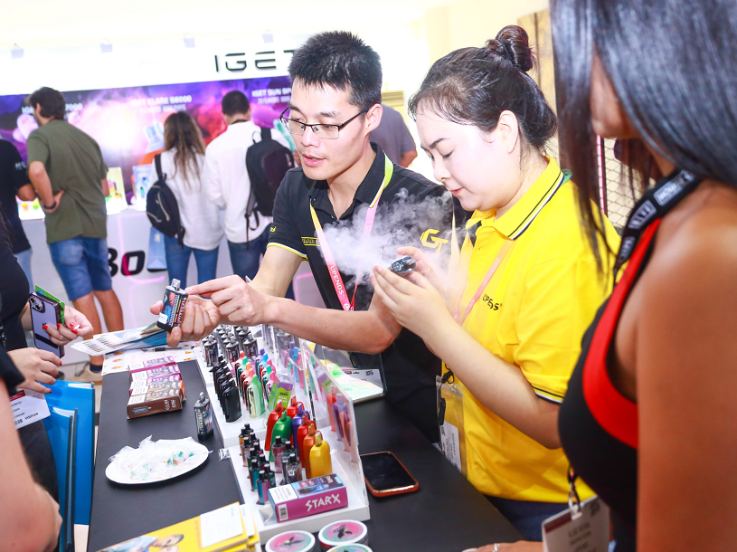 2027年南非世界电子烟展览会World Vape Show参展商与海外采购商展台洽谈现场