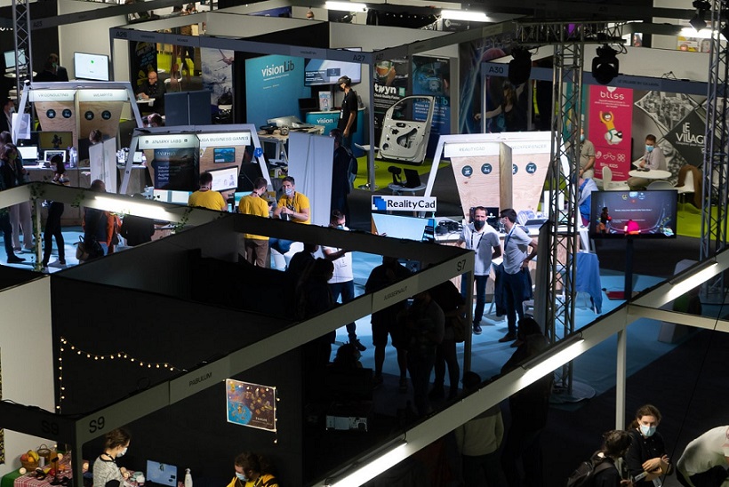 2027年法国虚拟现实展览会LAVAL VIRTUAL展馆现场，专业观众参观实况
