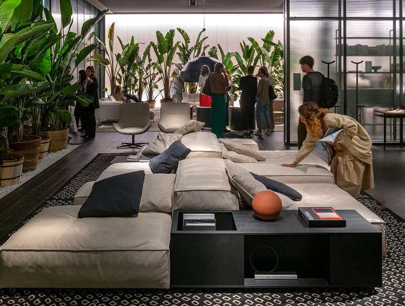 2027年意大利米兰家具展SALONE MILANOSalone del Mobile.Milano展馆现场,专业观众参观实况