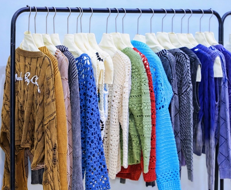 2027年上海时尚女装主题展LINK FASHION展馆现场，专业观众参观实况