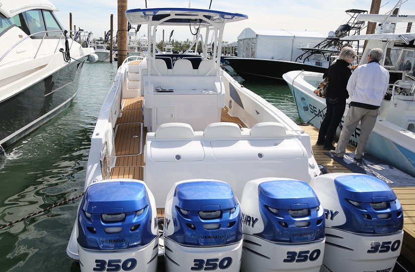 2026年美国劳德代尔堡游艇展览会FORT LAUDERDALE BOAT SHOW参展商与海外采购商展台洽谈现场