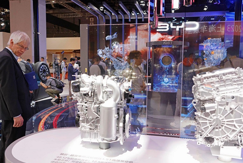 2026年上海华车展CASCHINA AUTO SHOW参展商与海外采购商展台洽谈现场