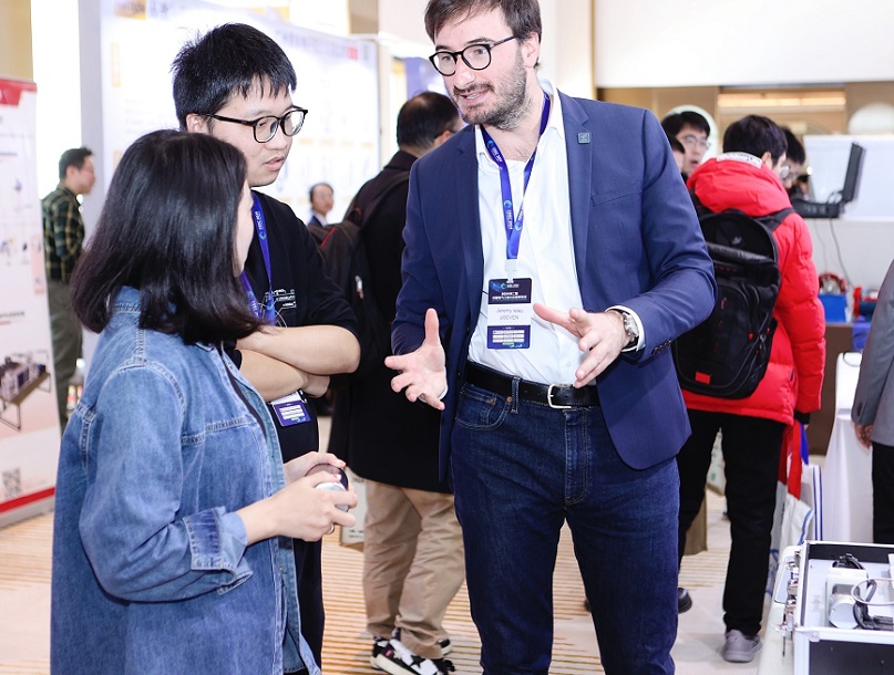 2026年中国电气工程技术装备展-中国电气工程大会CEEC参展商与海外采购商展台洽谈现场