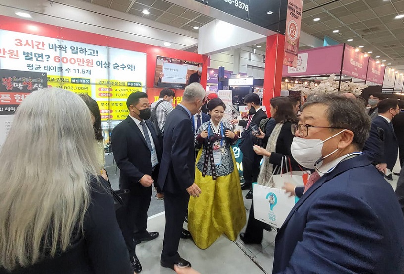 2026年韩国首尔连锁加盟展览会IFS展会现场产品演示与行业交流活动