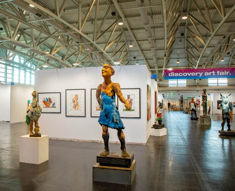 2026年德国法兰克福艺术展览会Discovery Art Fair展馆现场,专业观众参观实况