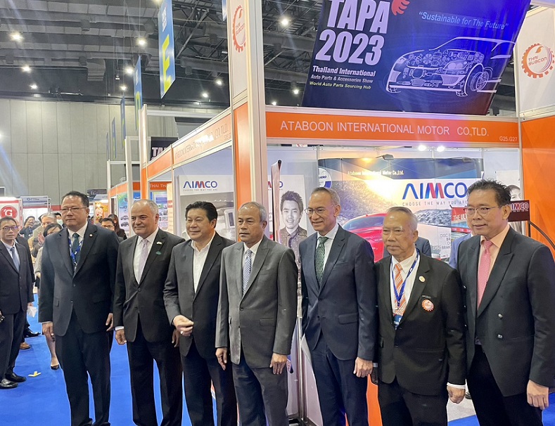 2027年泰国曼谷汽配展览会TAPA参展商与海外采购商展台洽谈现场