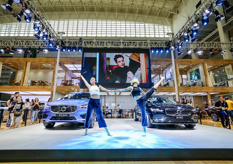 2027年宁波国际汽车博览会NINGBO AUTO FAIR参展商与海外采购商展台洽谈现场