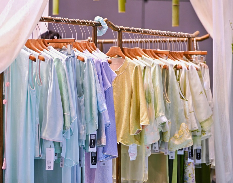 2027年上海LINK FASHION服装展LINK FASHION参展商与海外采购商展台洽谈现场