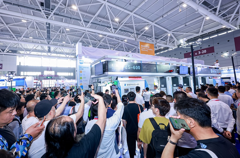 2027年雅式深圳橡塑展-中国国际塑料橡胶工业展览会CHINAPLAS展馆现场，专业观众参观实况