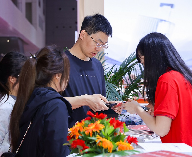 2026年深圳国际礼品展览会GIFTS & HOME参展商与海外采购商展台洽谈现场