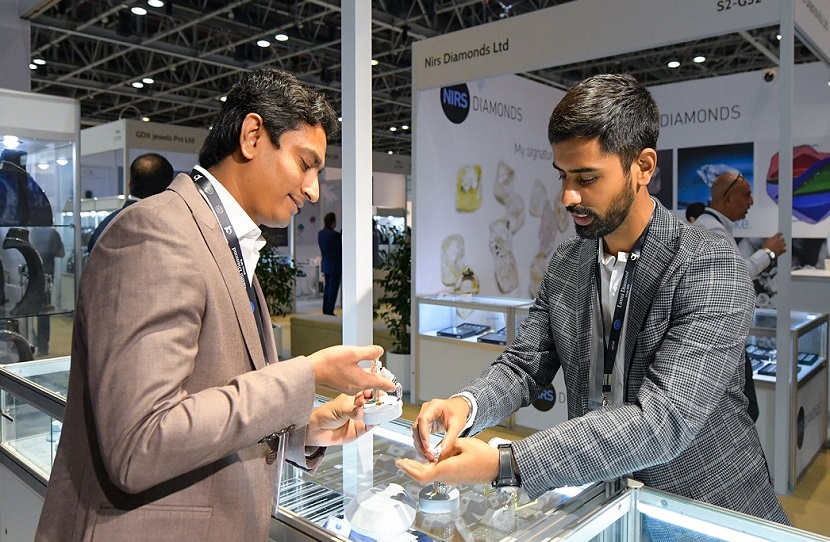 2026年中东迪拜珠宝首饰及科技展览会JGT DUBAI展馆现场，专业观众参观实况