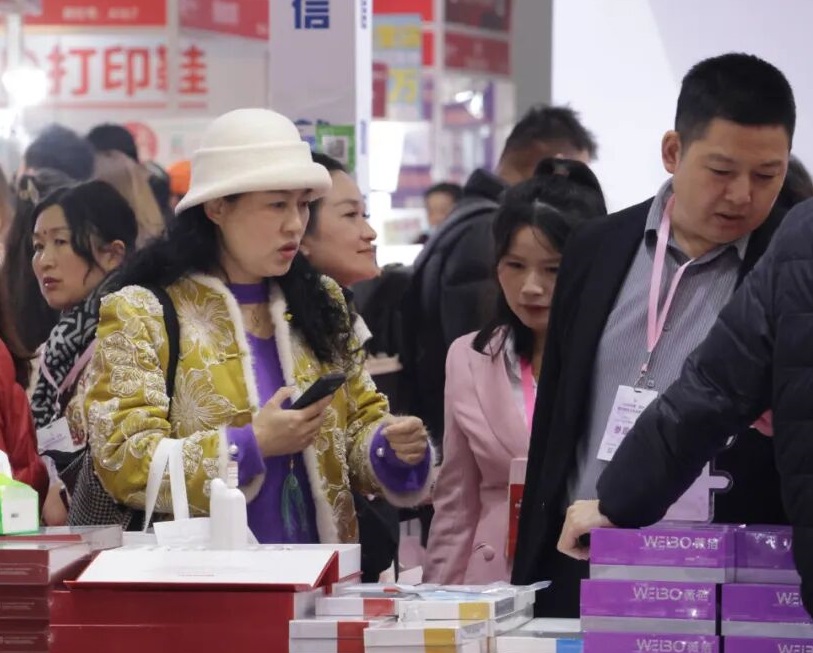 2026年苏州美容化妆品展-苏州美博会Suzhou Beauty Expo参展商与海外采购商展台洽谈现场