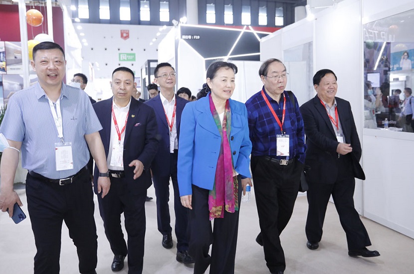 2027年成都西部国际口腔展CWDDENTAL SHOW WEST CHINA参展商与海外采购商展台洽谈现场