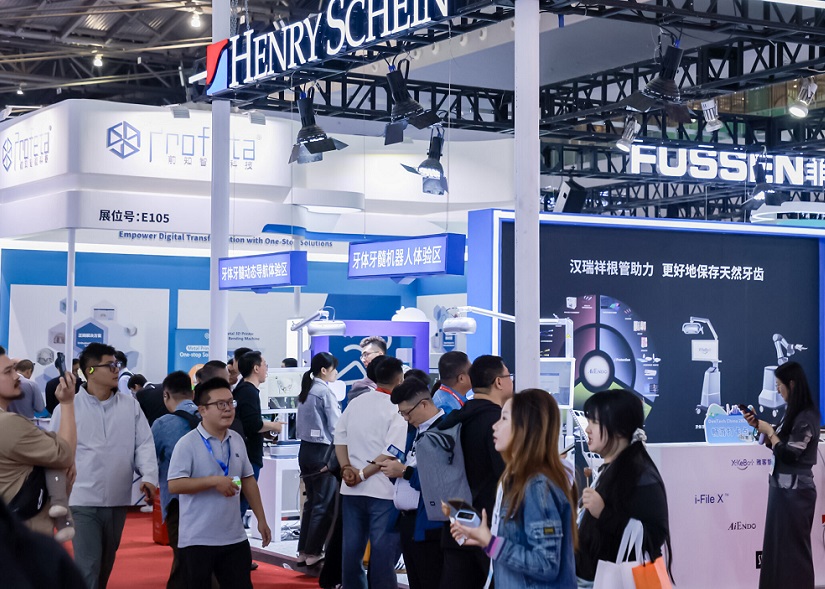 2026年上海国际口腔器械展览会DenTech China参展商与海外采购商展台洽谈现场