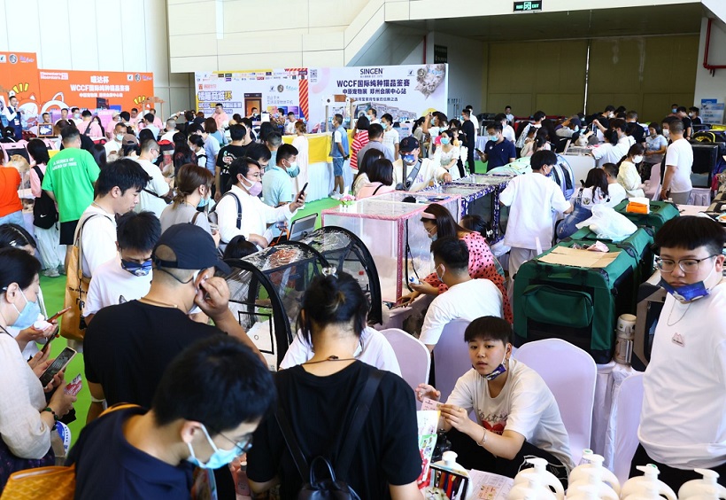 2026年郑州中原国际宠物供应链博览会Zhengzhou Pet Exhibition展馆现场,专业观众参观实况