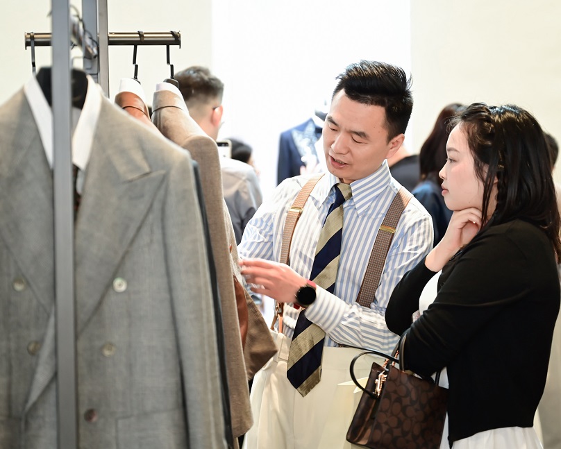 2027年上海服装定制主题展LINK FASHION参展商与海外采购商展台洽谈现场