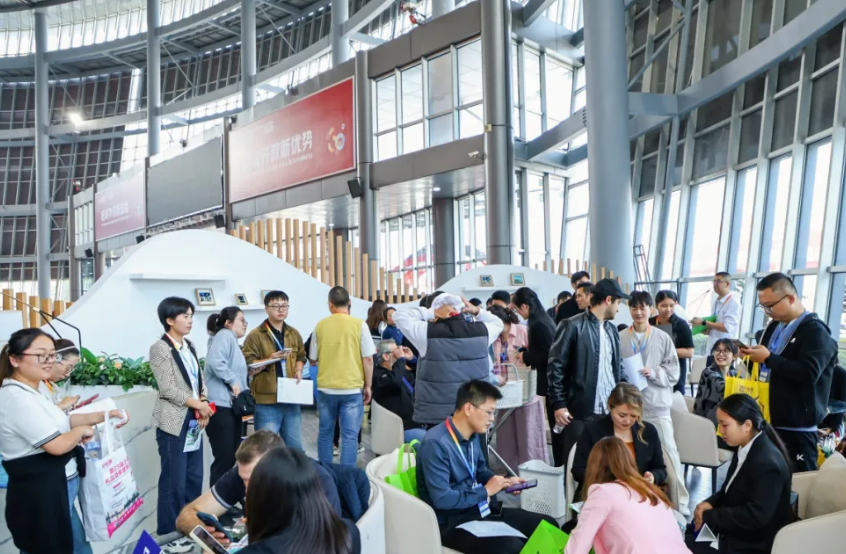 2026年义乌小商品博览会-义博会CHINA YIWU FAIR参展商与海外采购商展台洽谈现场