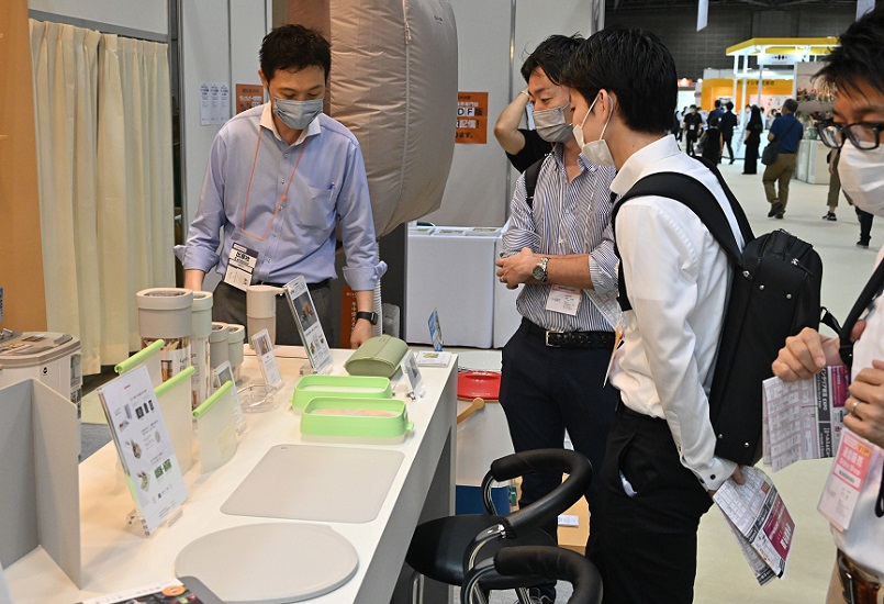 2026年日本大阪家庭用品、餐厨用品展览会LIFESTYLE Week OSAKA参展商与海外采购商展台洽谈现场