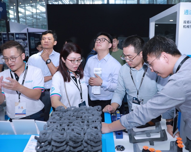 2026年深圳华南3D打印、增材制造展览会TCT Shenzhen参展商与海外采购商展台洽谈现场