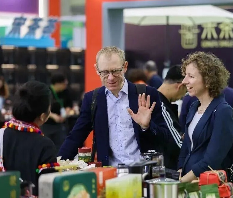 2026年西安国际茶产业展-西安茶博会TEAEXPO参展商与海外采购商展台洽谈现场