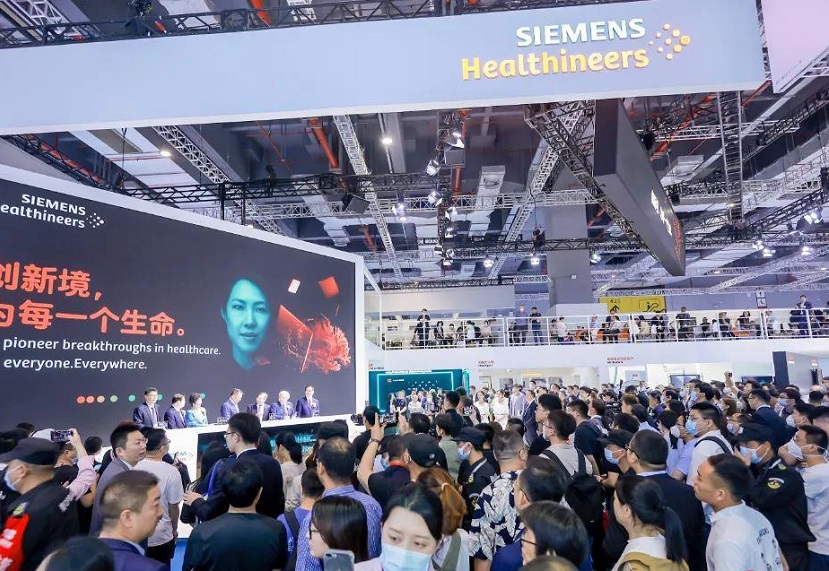 2027年中国（上海）国际医疗器械展览会CMEF参展商与海外采购商展台洽谈现场