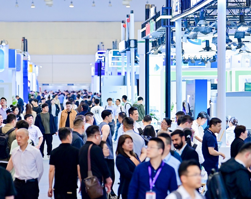 2027年苏州新能源产业博览会CLNB展馆现场，专业观众参观实况
