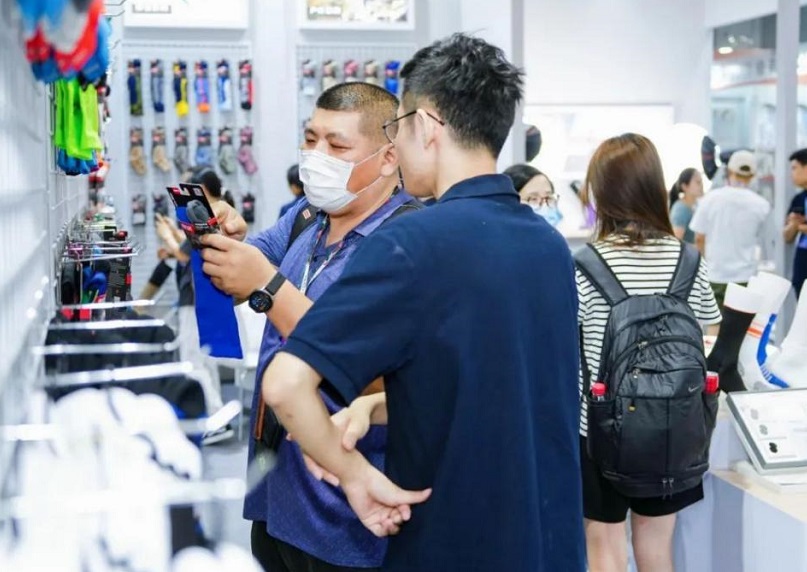 2026年海宁国际时尚精品袜子展-海宁袜交会HNSE展会现场产品演示与行业交流活动