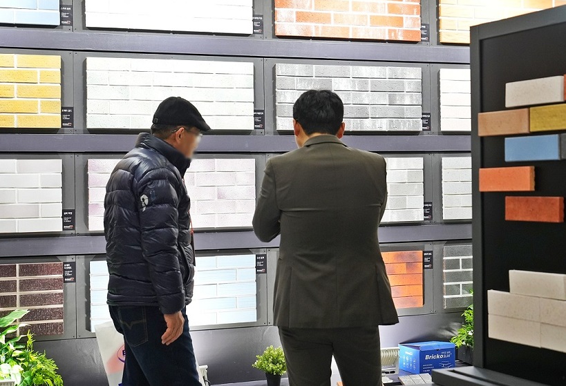 2026年韩国釜山建筑建材展览会KOREA BUILD展馆现场,专业观众参观实况