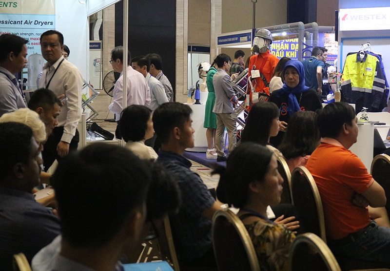 2026年越南石油天然气展览会OGAV展馆现场，专业观众参观实况
