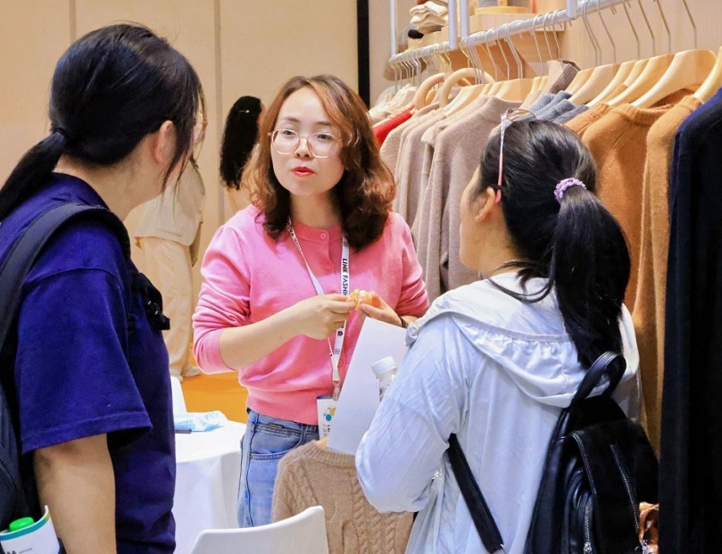 2027年上海时尚女装主题展LINK FASHION参展商与海外采购商展台洽谈现场