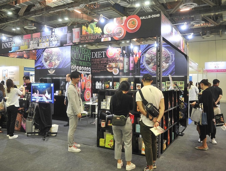 2027年新加坡美容美发展览会Beauty Asia Singapore参展商与海外采购商展台洽谈现场