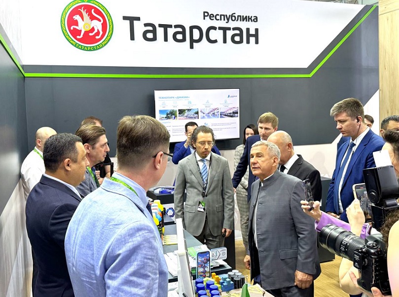 2027年乌兹别克斯坦国际工业博览会INNOPROM Central Asia展馆现场,专业观众参观实况