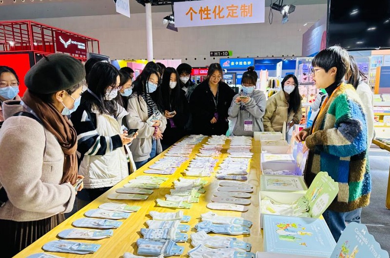 2026年海宁国际时尚精品袜子展-海宁袜交会HNSE参展商与海外采购商展台洽谈现场