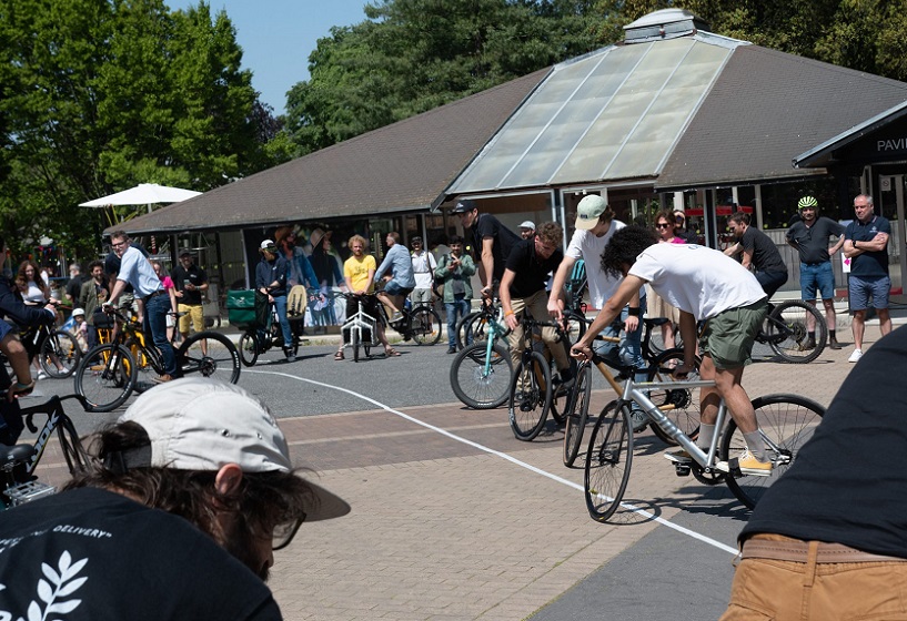 2027年法国巴黎自行车展览会Vélo in Paris展馆现场，专业观众参观实况