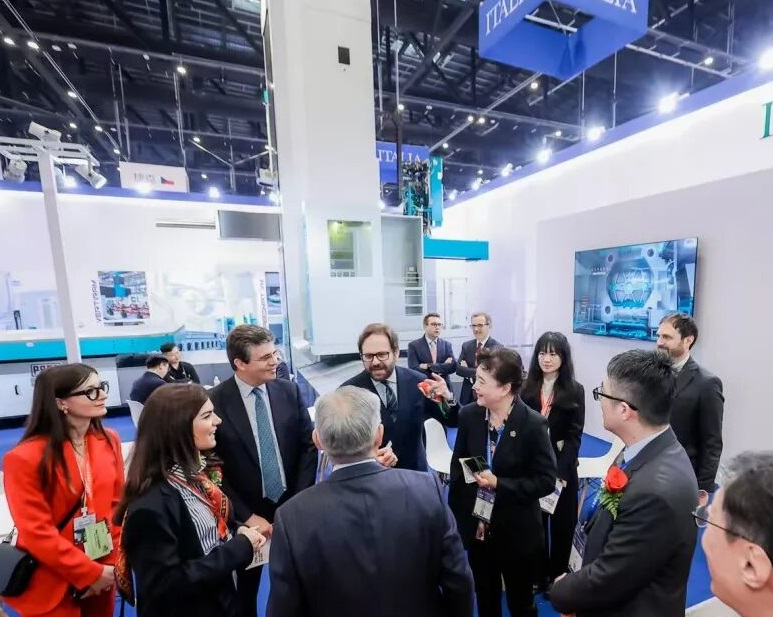2027年中国（北京）国际机床展览会CIMT展馆现场，专业观众参观实况
