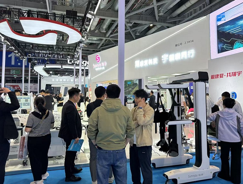 2027年中国(上海)国际养老福祉及护理用品展CECN参展商与海外采购商展台洽谈现场