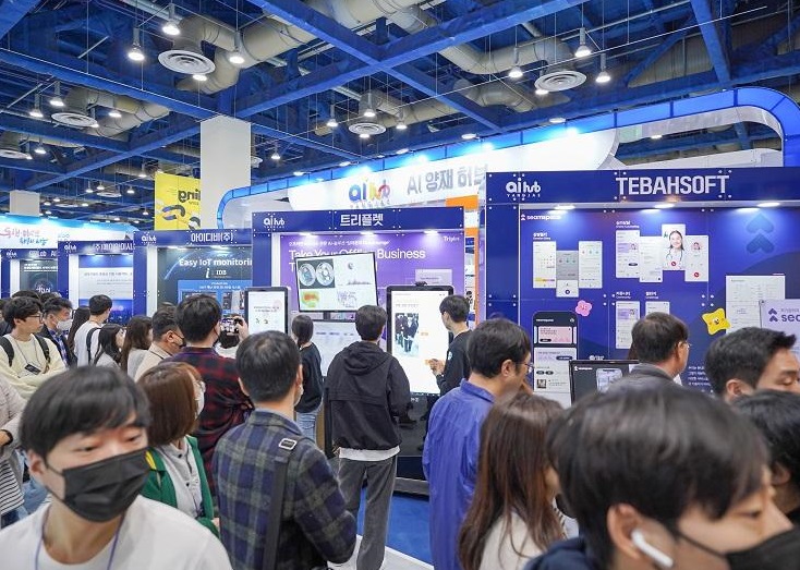 2027年韩国首尔IT、通讯通信、物联网展World IT Show参展商与海外采购商展台洽谈现场