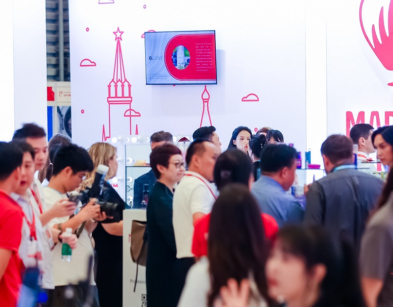 2026年上海国际口腔清洁护理用品展览会PCE展馆现场,专业观众参观实况