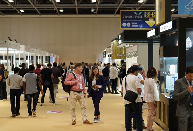 2026年中东迪拜珠宝首饰及科技展览会JGT DUBAI参展商与海外采购商展台洽谈现场