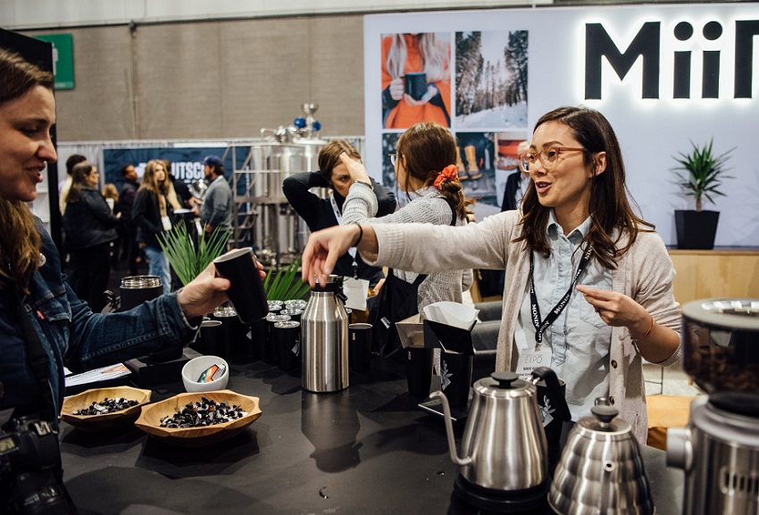 2027年美国世界咖啡展览会World of Coffee参展商与海外采购商展台洽谈现场